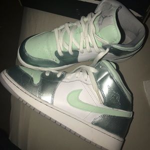 Jordan’s size 7! Paint chipping in crease area